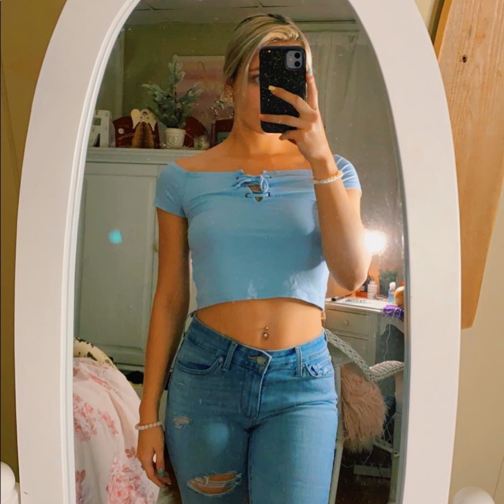 ME-TO-WE off the shoulder crop top🌟